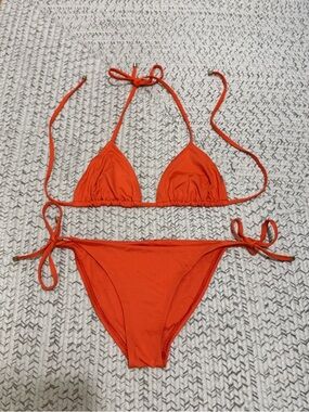 Vitamin A Bikini SET Gia Triangle Top + Elle Side Tie Bottoms – Poppy Red